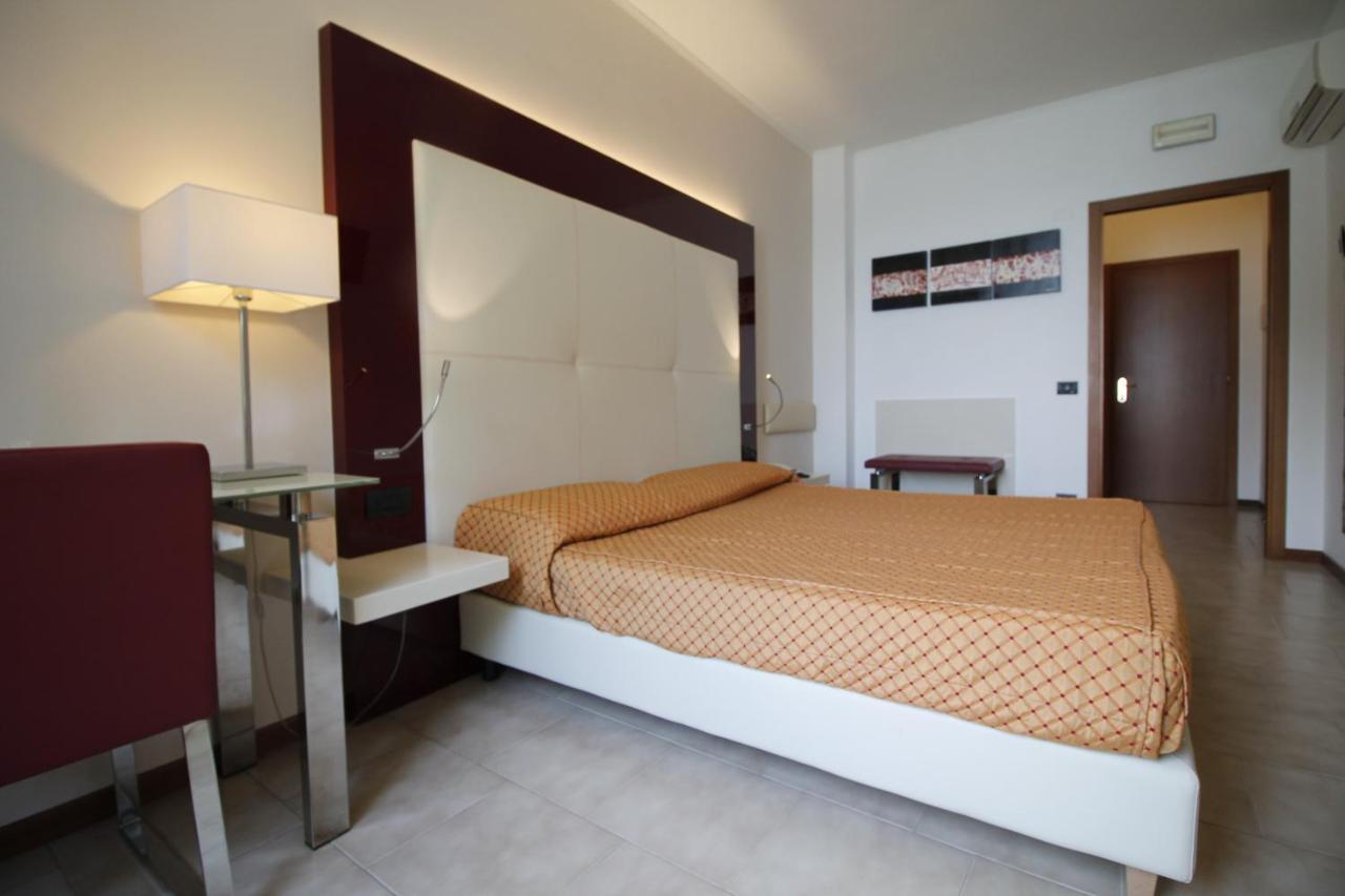 Hotel Europa Desenzano del Garda Esterno foto
